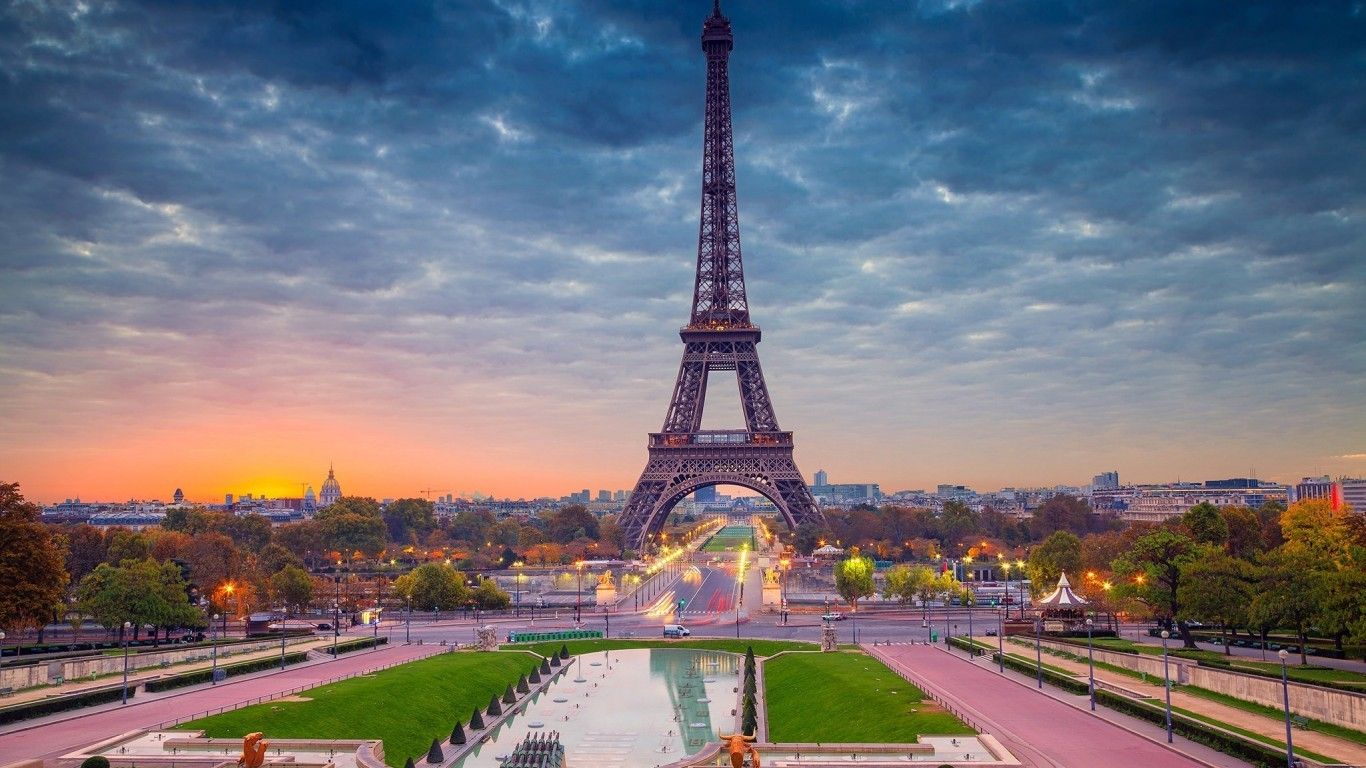 Descargar 1366x768 Francia, Torre Eiffel, Scenic, Dark Clouds, Paris