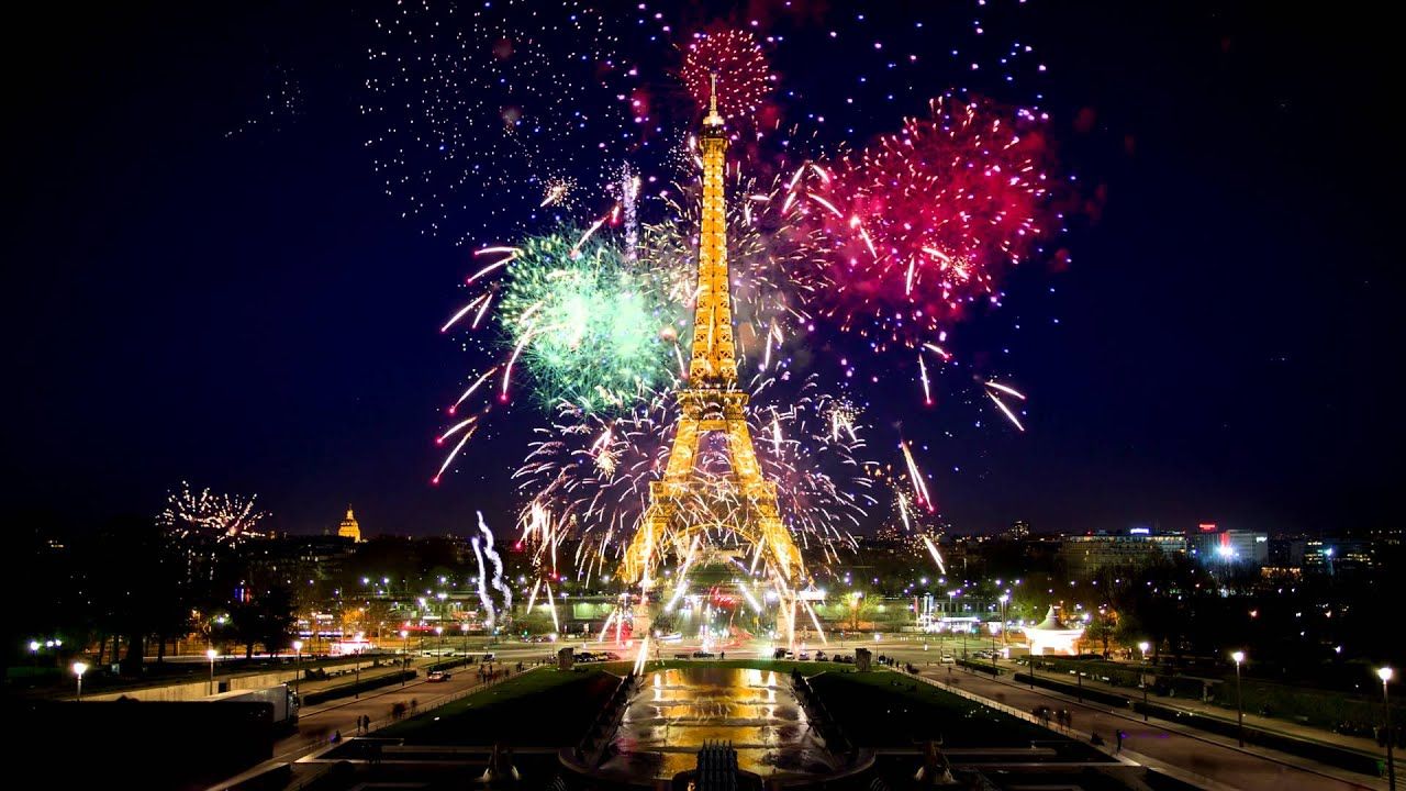 Torre Eiffel durante el año nuevo en 4K Live Wallpaper
