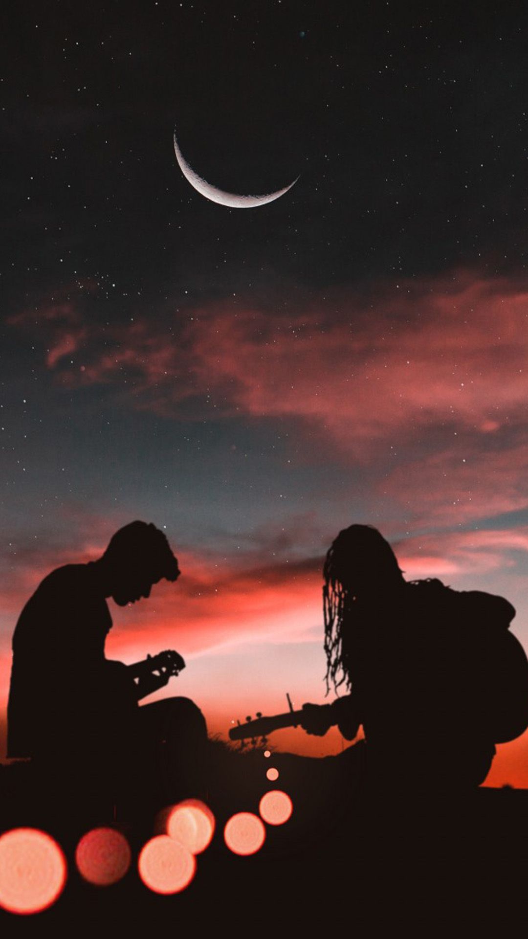 Descargar Romantic Couple Playing Guitar Sunset Half Moon gratis Pure