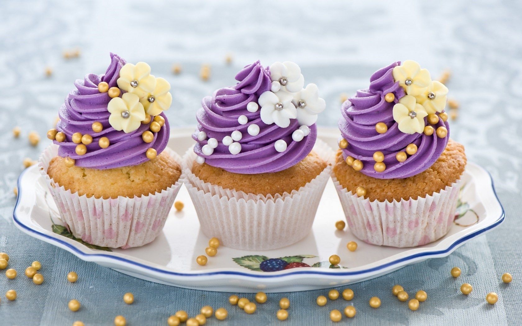 cupcakes-flores-morado-crema-plato-mesa-dulce-postre-hd-fondo de pantalla
