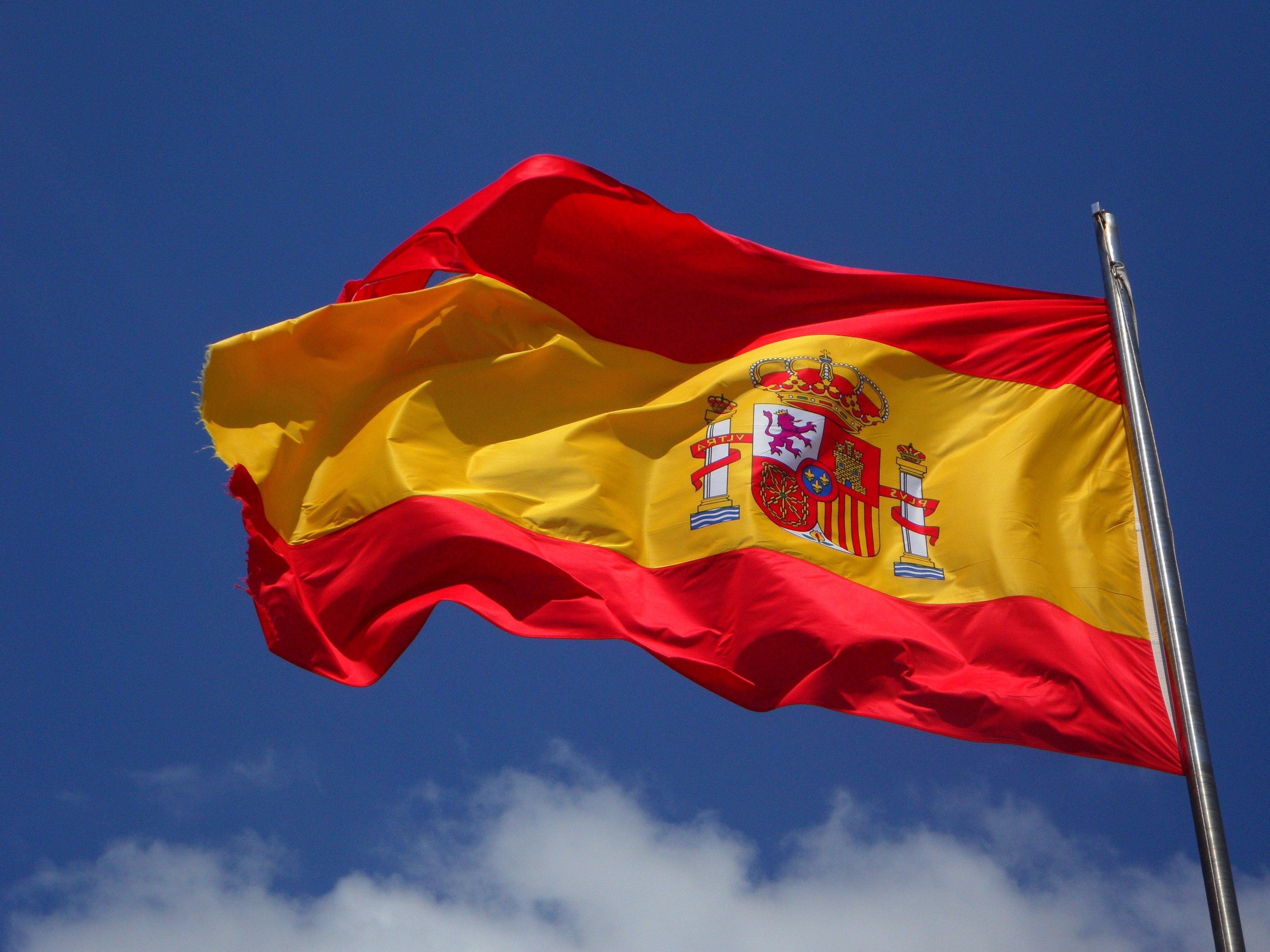Spain Flag in Pole · Foto de Archivo Gratis