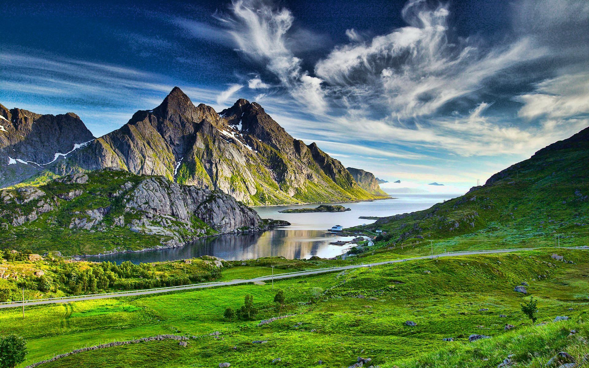 Cálido paisaje verde montañas fondo de pantalla [1920x1200]