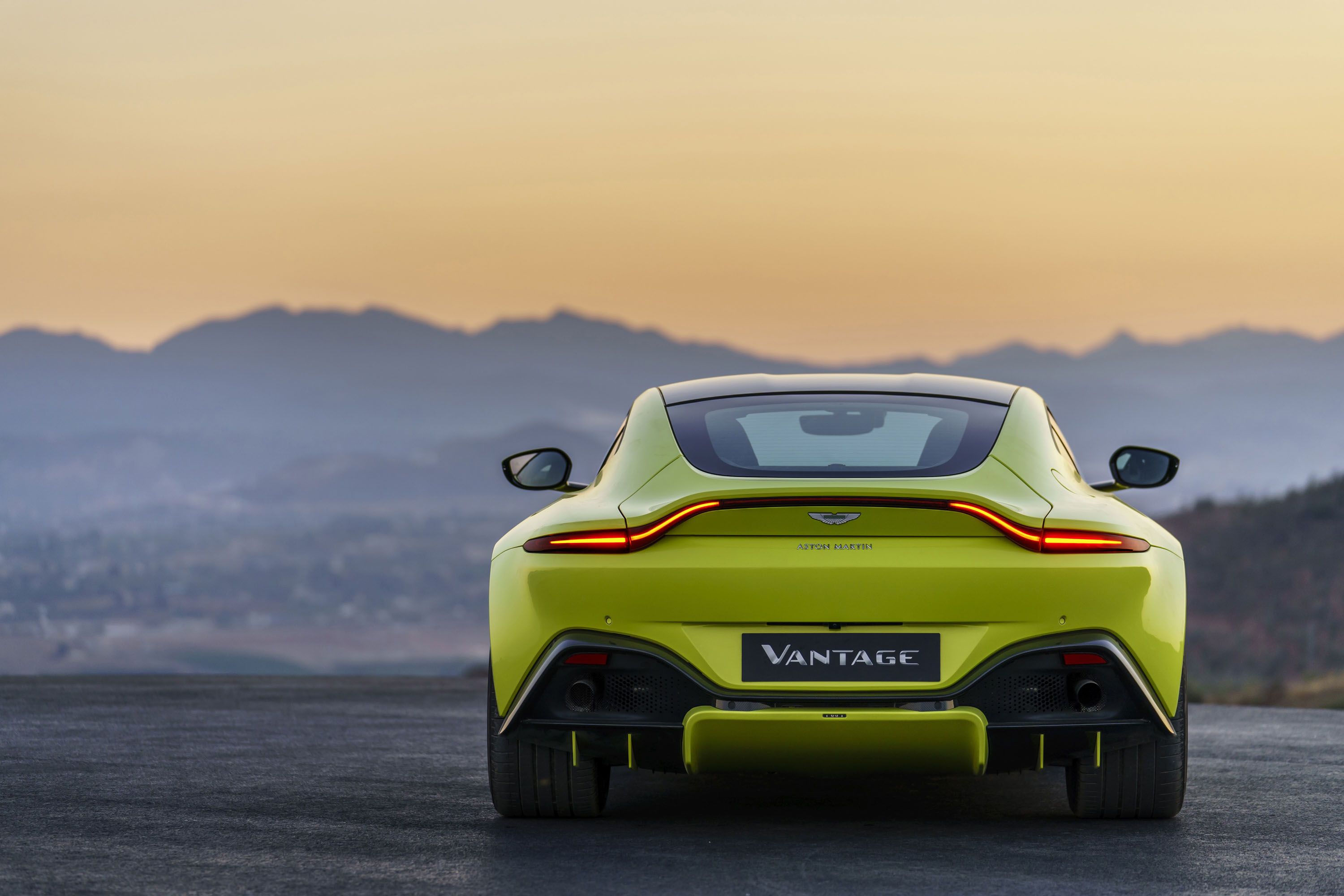 Fondo de pantalla del día: 2018 Aston Martin Vantage In Deep Thought