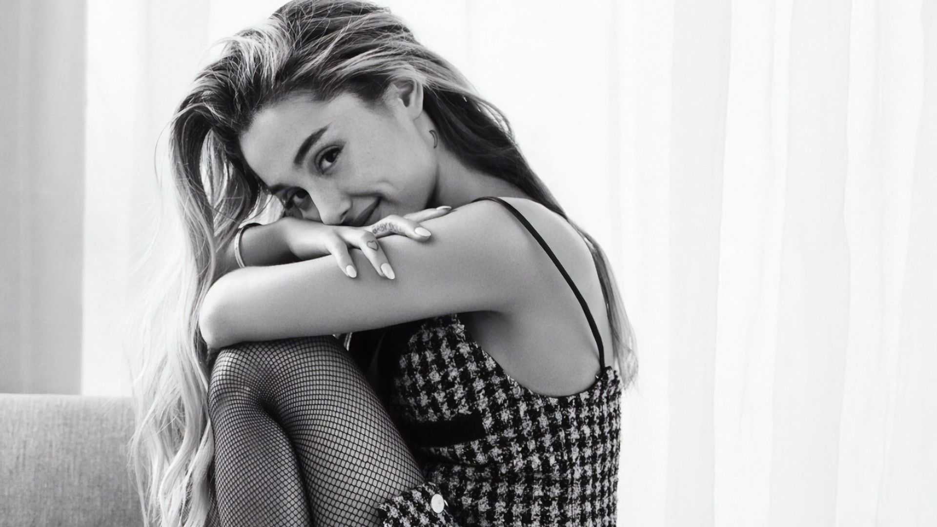 Ariana Grande Monocromo Fondo de pantalla HD - Wallpaper Stream