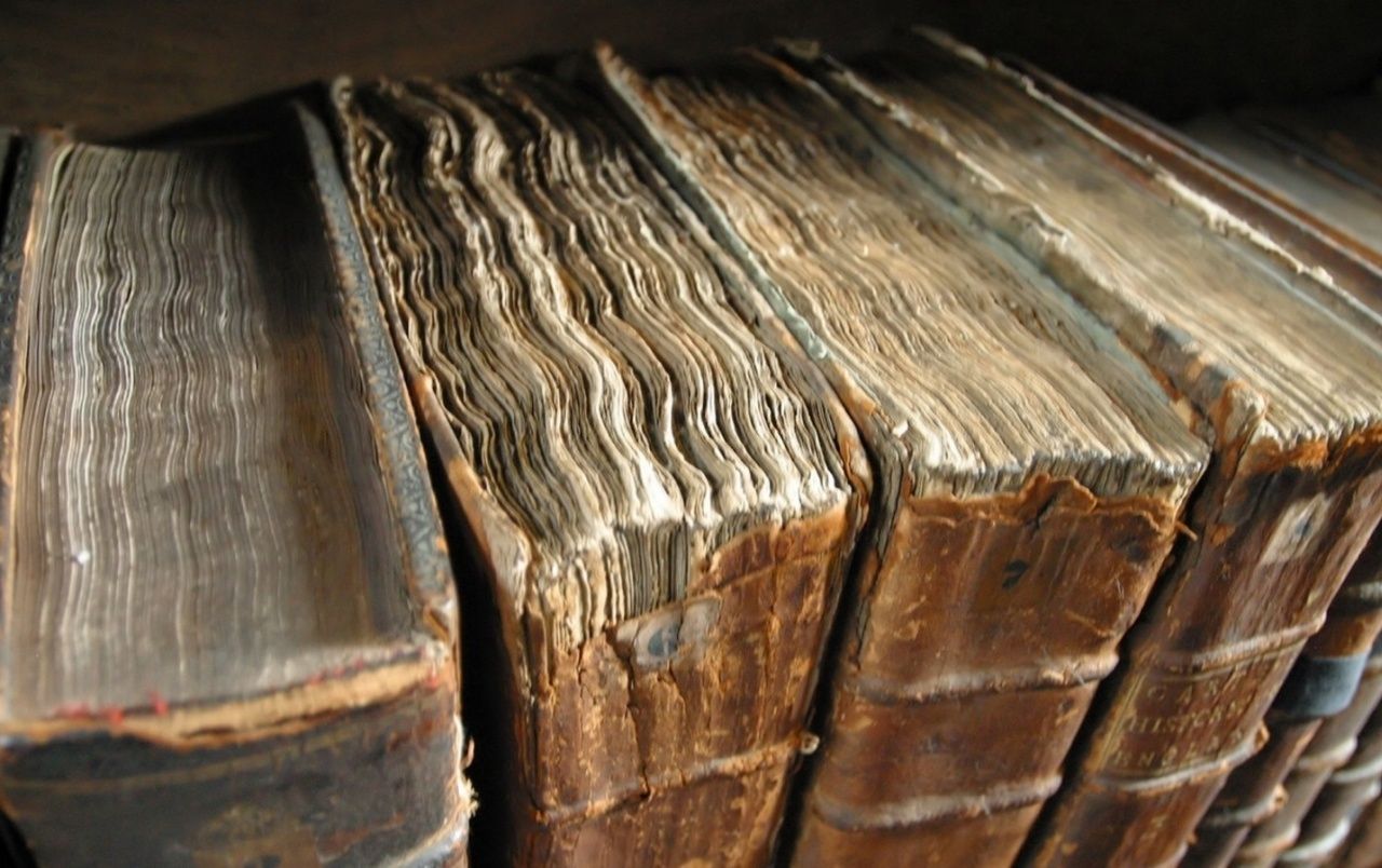 Hd Old Books Wallpapers - Viejos libros que se caen a pedazos, HD Wallpapers