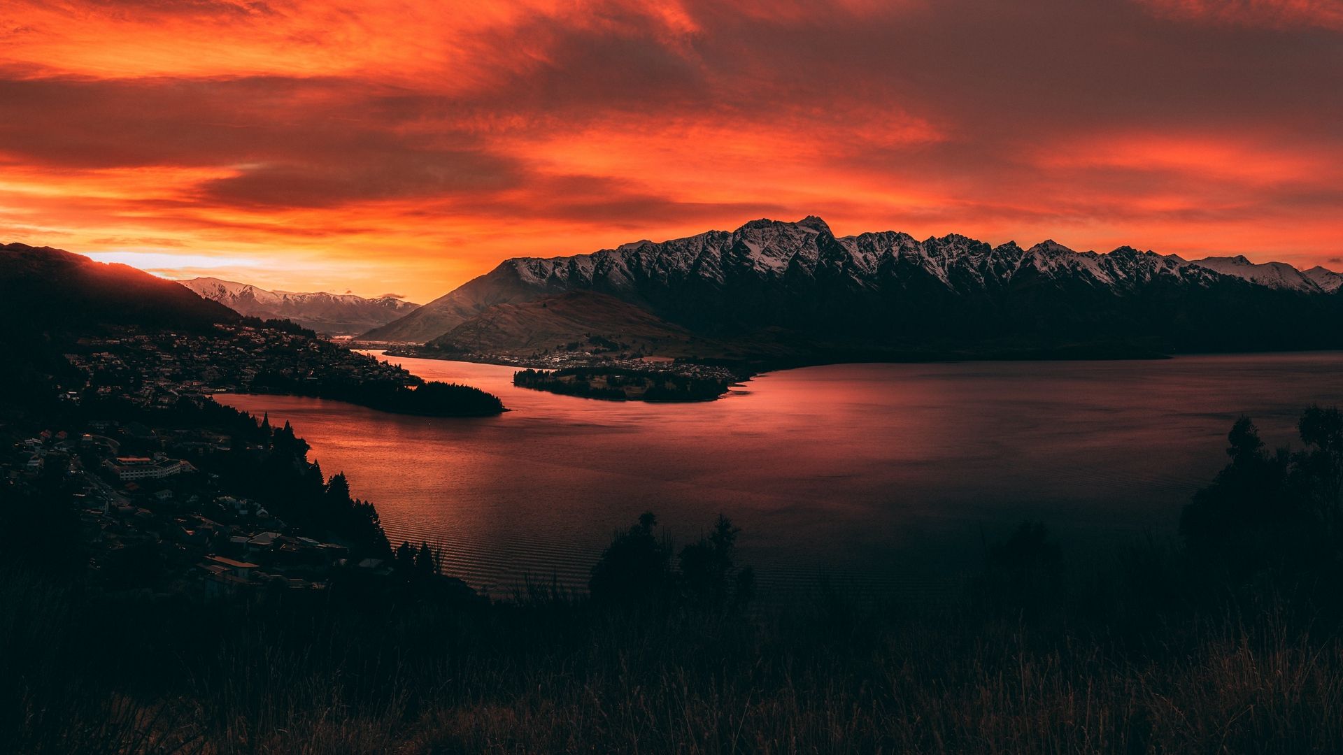 Descargar fondo de pantalla 1920x1080 montañas, puesta de sol, lago, cielo, ardiente