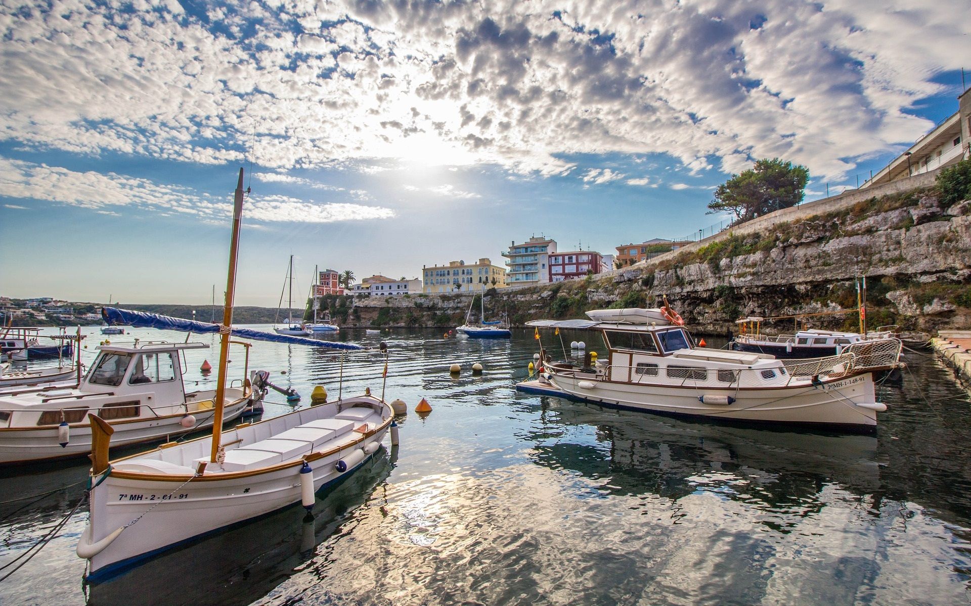 Menorca, barcos, muelle, casas, mar, nubes, España 640x1136 iPhone 5