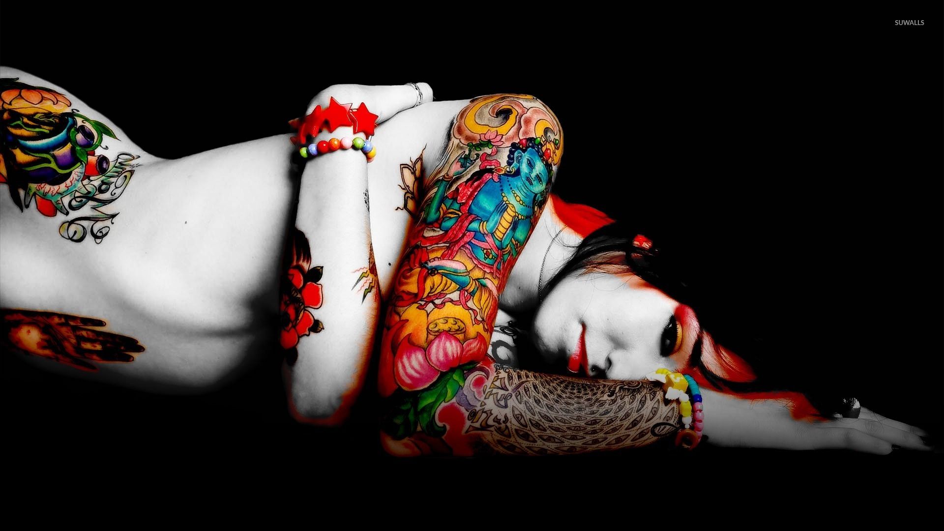 Fondo de pantalla de mujer con tatuajes coloridos - Fondos de pantalla artísticos - # 52912