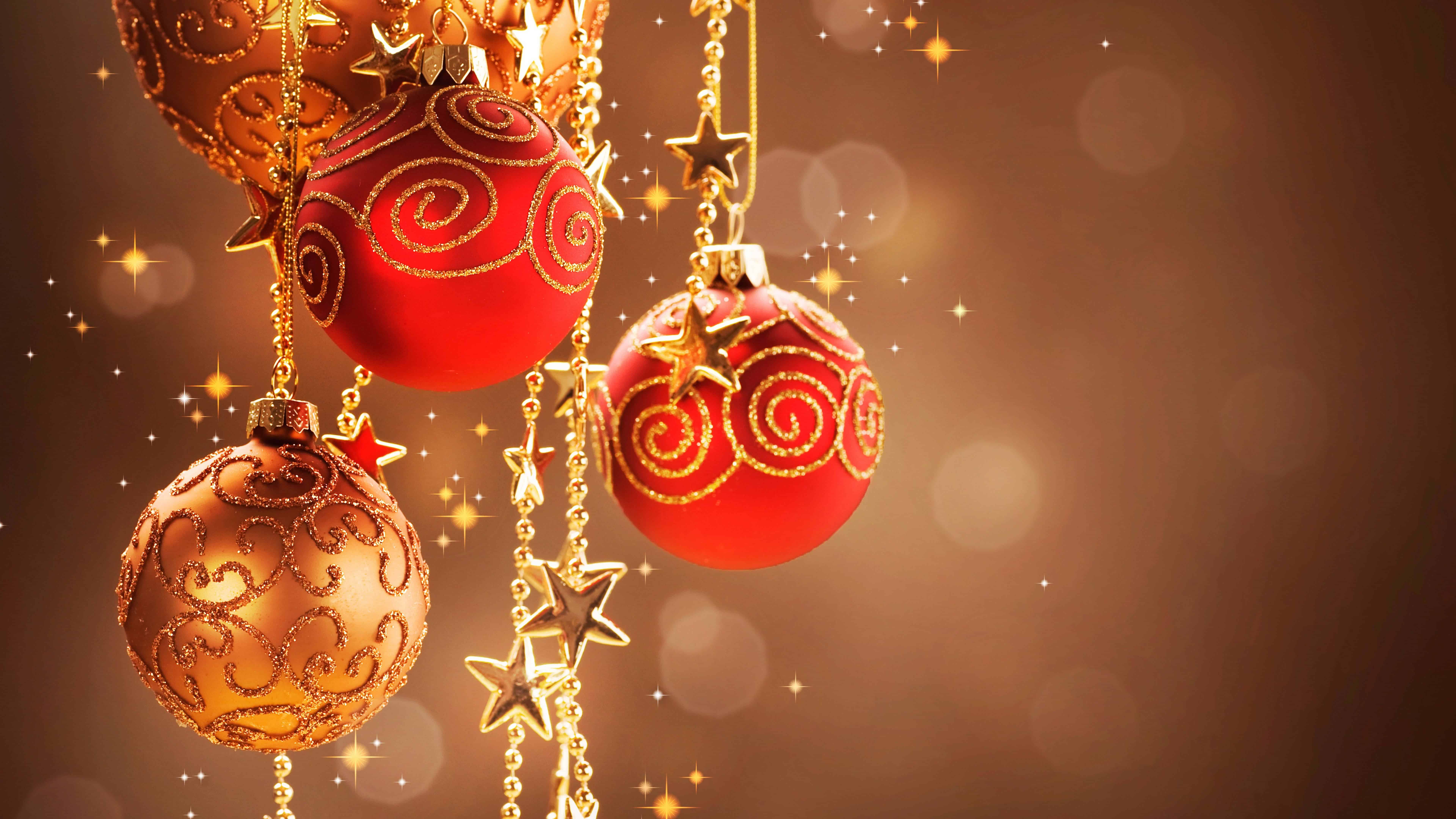 Bolas de árbol de Navidad rojo y dorado UHD 8K fondo de pantalla | Pixelz